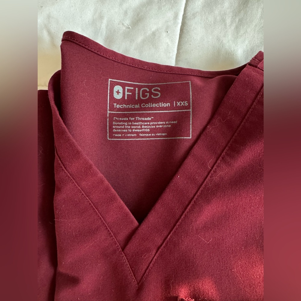 FIGS Women's Scrub Top in Burgundy - Picture 3 of 3
